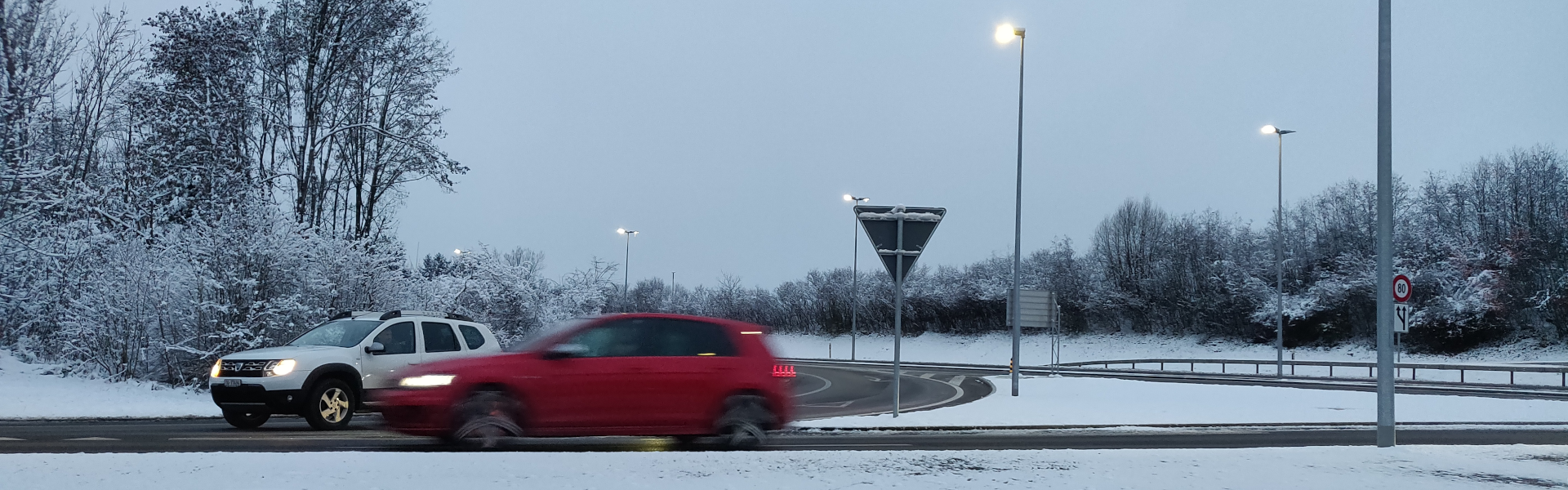 Eine verschneite Autobahnausfahrt